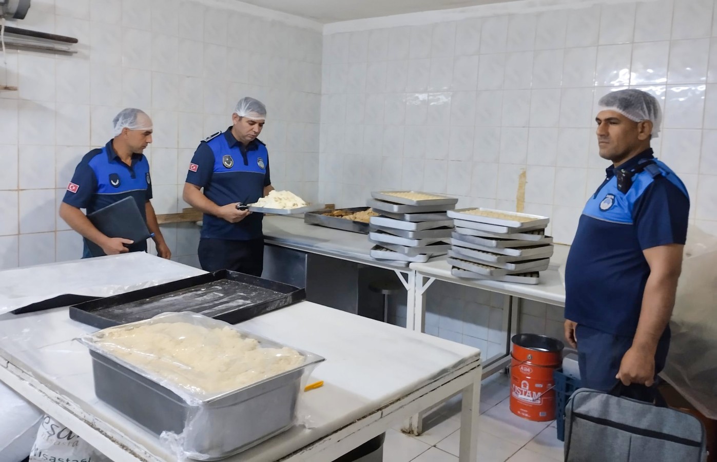 Zabıta Ekipleri Tatlı İmalathanelerinde Denetimlerini Sürdürüyor
