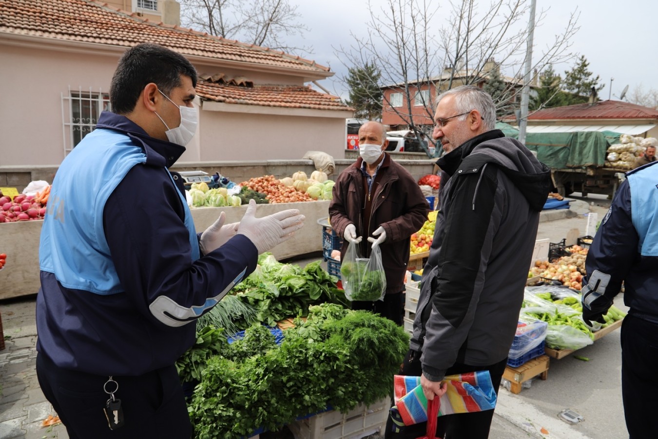 Zabıta Müdürlüğü Ekiplerimiz Cumartesi Pazarını Denetledi