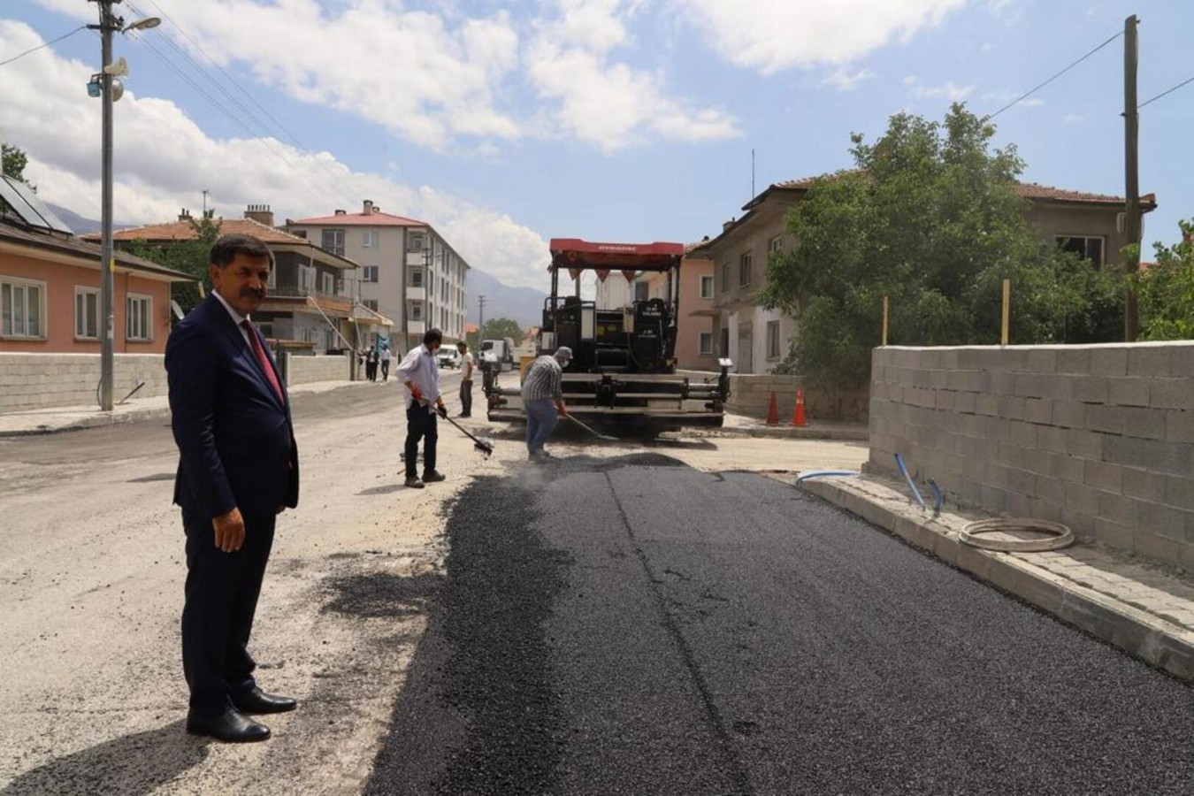 Zübeyde Hanım Caddesinde yol genişletme çalışmaları tamamlandı